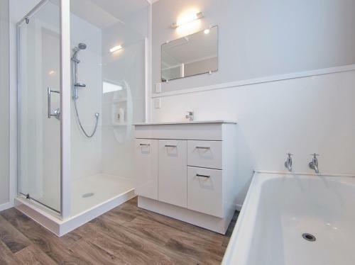 Sea Breeze - Whangamata Holiday Home