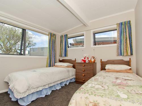 Sea Breeze - Whangamata Holiday Home
