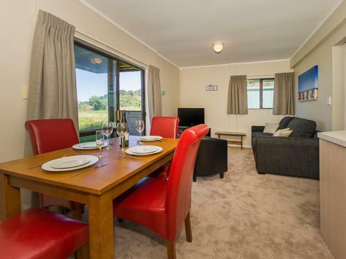 Sandy Doorstep - Whangamata Beachfront Holiday Apartment
