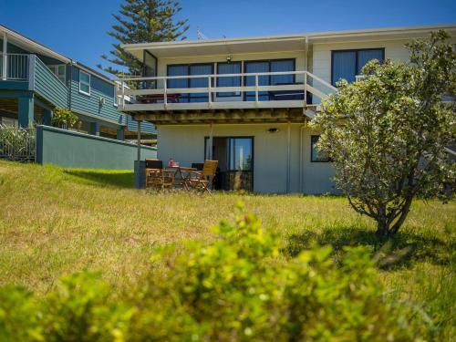 Sandy Doorstep - Whangamata Beachfront Holiday Apartment