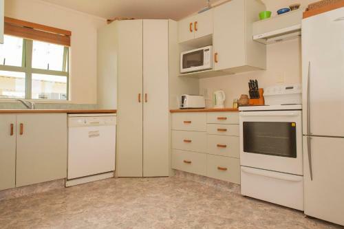 Surf Beach Views - Whangamata Holiday Home