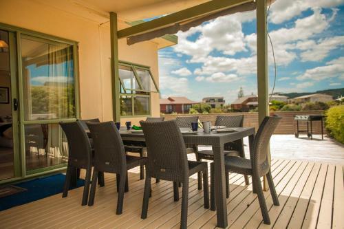 Surf Beach Views - Whangamata Holiday Home