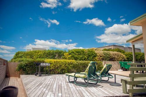 Surf Beach Views - Whangamata Holiday Home