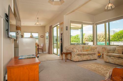 Surf Beach Views - Whangamata Holiday Home