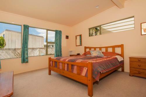 Surf Beach Views - Whangamata Holiday Home
