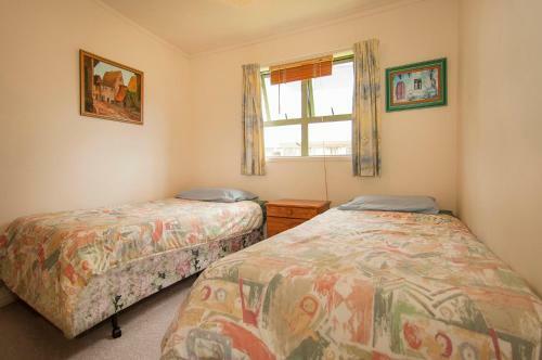 Surf Beach Views - Whangamata Holiday Home