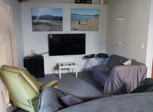 Relax At Wharekaho - Simpsons Beach Bach