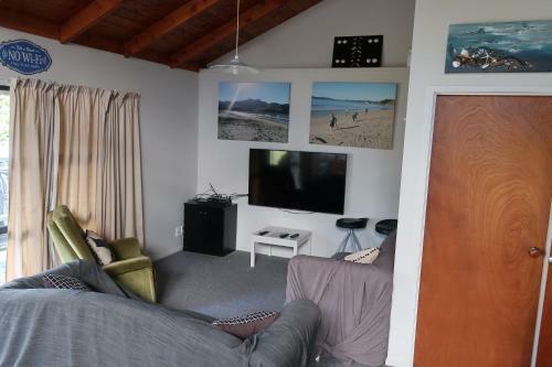 Relax At Wharekaho - Simpsons Beach Bach