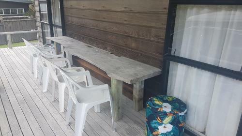 Relax At Wharekaho - Simpsons Beach Bach