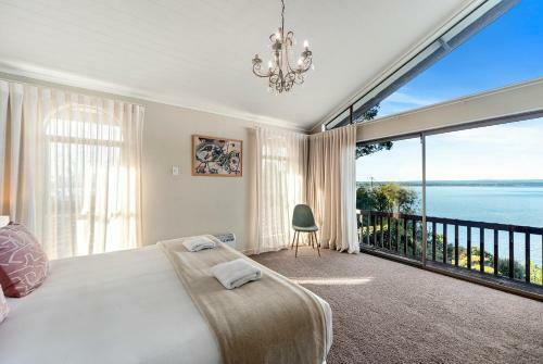 All Decked Out On The Lake - Taupo