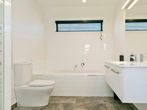 Lakeside Estate - Rainbow Point Holiday Home