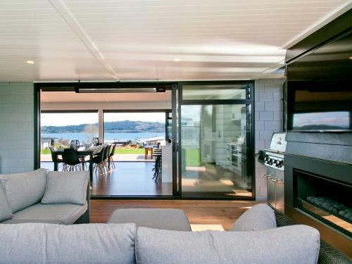Lakeside Estate - Rainbow Point Holiday Home