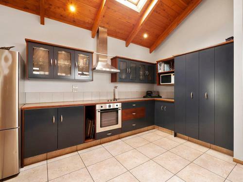 Awanui Lodge - Whakamoenga Point Holiday Home