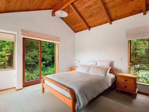 Awanui Lodge - Whakamoenga Point Holiday Home
