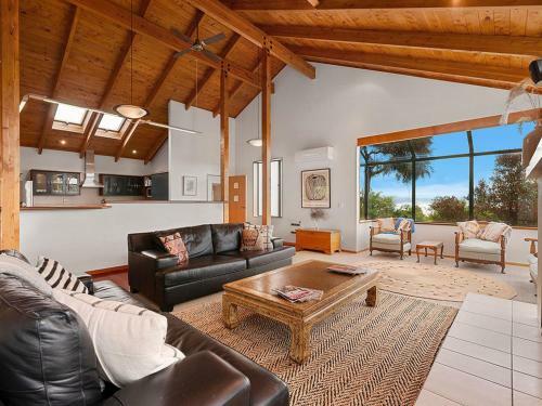 Awanui Lodge - Whakamoenga Point Holiday Home