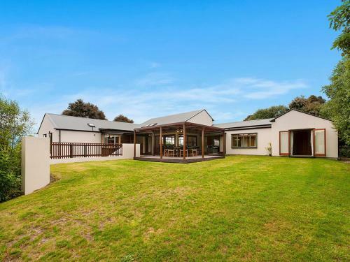 Awanui Lodge - Whakamoenga Point Holiday Home