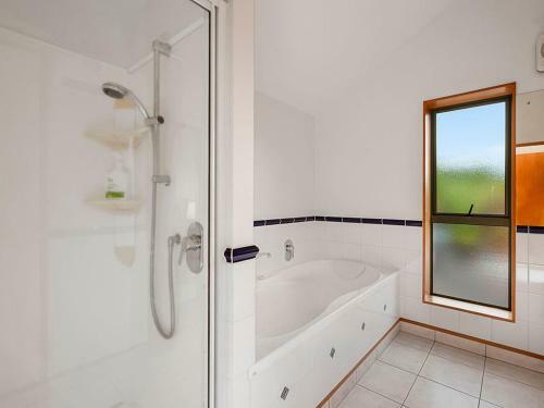 Awanui Lodge - Whakamoenga Point Holiday Home