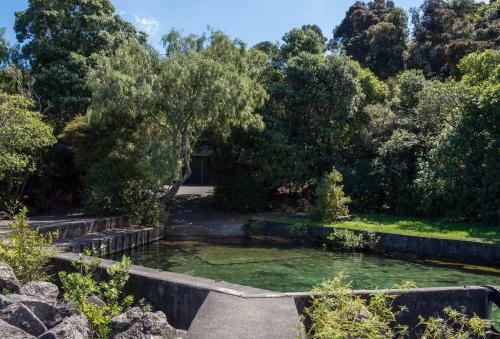 Awanui Lodge - Whakamoenga Point Holiday Home