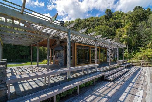 Awanui Lodge - Whakamoenga Point Holiday Home