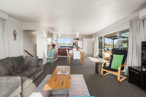 Lakeview Oasis - Rainbow Point Holiday Home