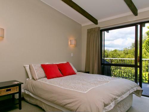 Acacia View At No 3 - Acacia Bay Holiday Home