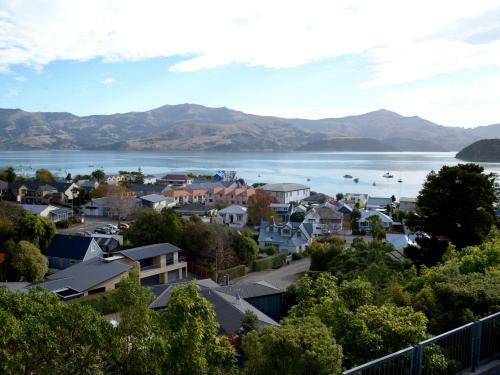 Walnut Retreat - Akaroa Holiday House