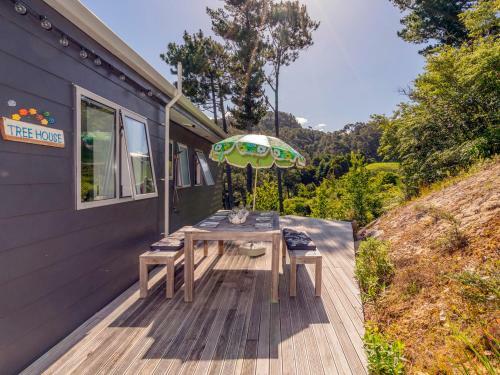 Treehouse - Hahei Holiday Home