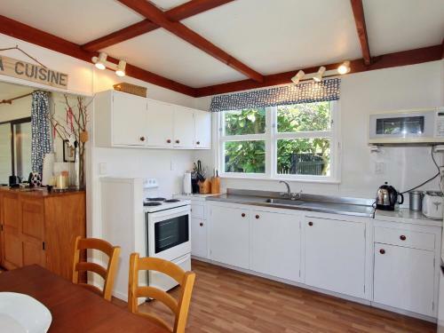 Front Bach Hideaway - Hahei Holiday Home