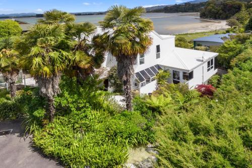 Lodge Beach Front:palms-on-the-beach.kaiteriteri.