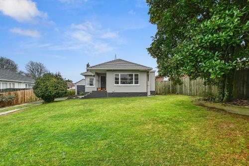 Figtree Bungalow - Rotorua Holiday Home
