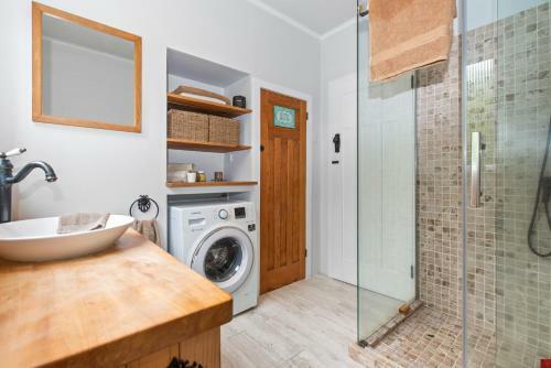 Devon Cottage - Rotorua Holiday Home