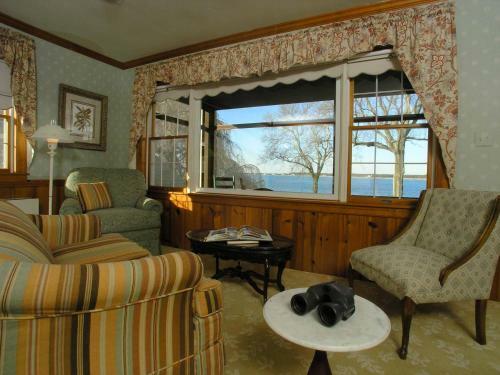 Bed & Breakfast Sandaway Waterfront Lodging