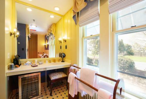 Bed & Breakfast Sandaway Waterfront Lodging