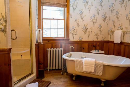 Bed & Breakfast Sandaway Waterfront Lodging