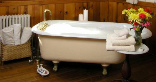 Bed & Breakfast Sandaway Waterfront Lodging