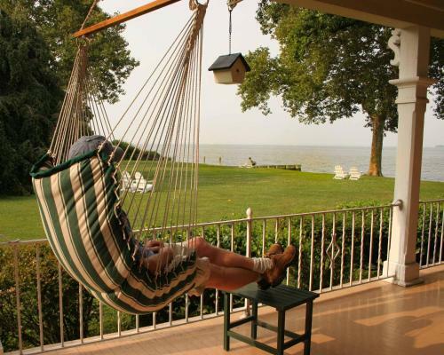 Bed & Breakfast Sandaway Waterfront Lodging