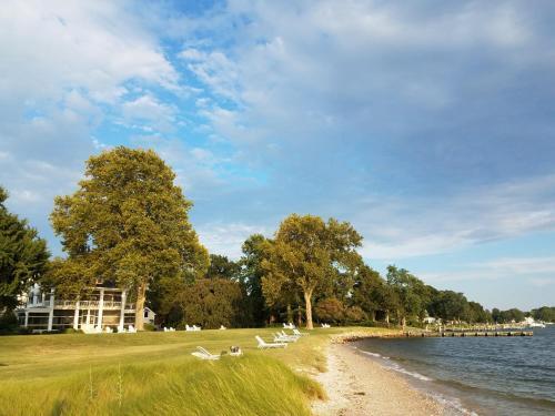 Bed & Breakfast Sandaway Waterfront Lodging