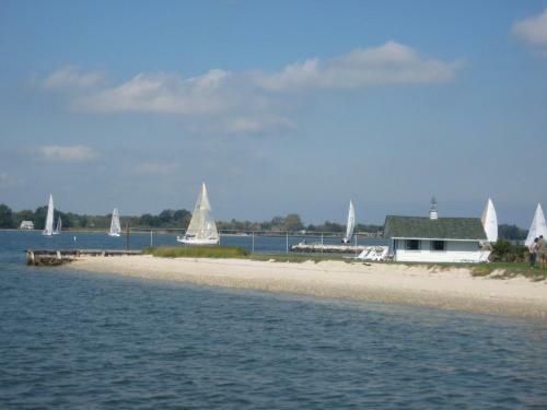 Bed & Breakfast Sandaway Waterfront Lodging