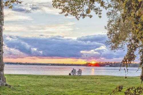Bed & Breakfast Sandaway Waterfront Lodging