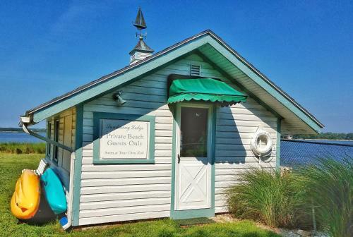 Bed & Breakfast Sandaway Waterfront Lodging