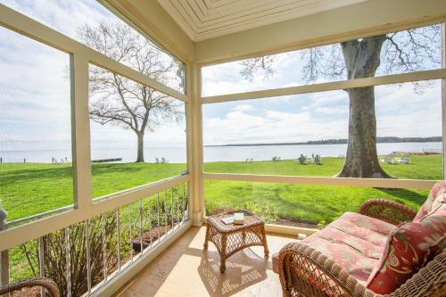 Bed & Breakfast Sandaway Waterfront Lodging