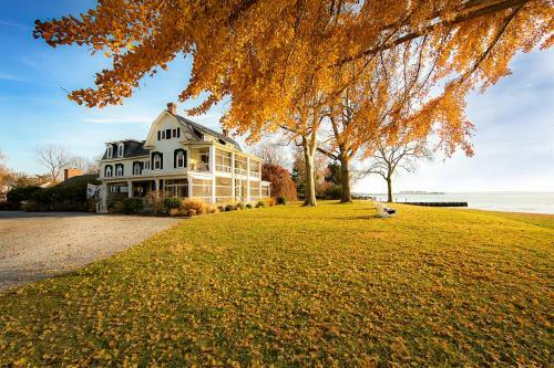 Bed & Breakfast Sandaway Waterfront Lodging
