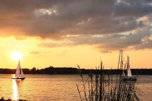 Bed & Breakfast Sandaway Waterfront Lodging