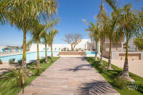 New Residential Area Private Patio And Parking Plus Pool Onsite