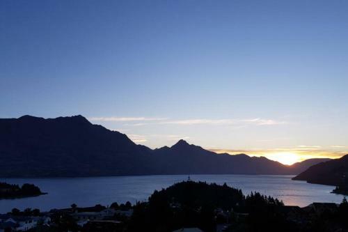 Stunning Home With Amazing Wakatipu Lake Views