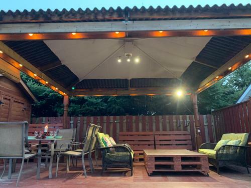 Greenhill Basement Apartment With Spacious Patio