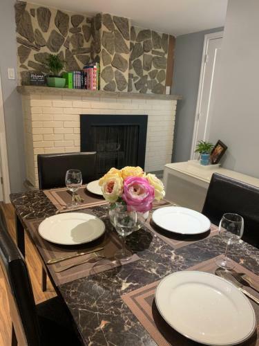 Greenhill Basement Apartment With Spacious Patio