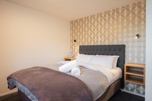 Centrally Located With Hot Tub & Amazing Outside Area