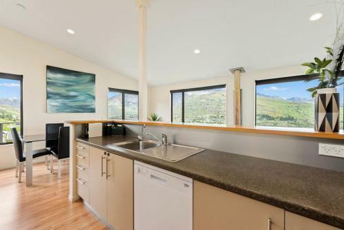 Grand View Queenstown - Queenstown Holiday Home