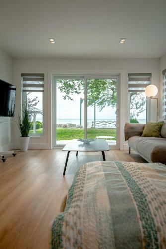 Phonest Lake House... Simple Serenity